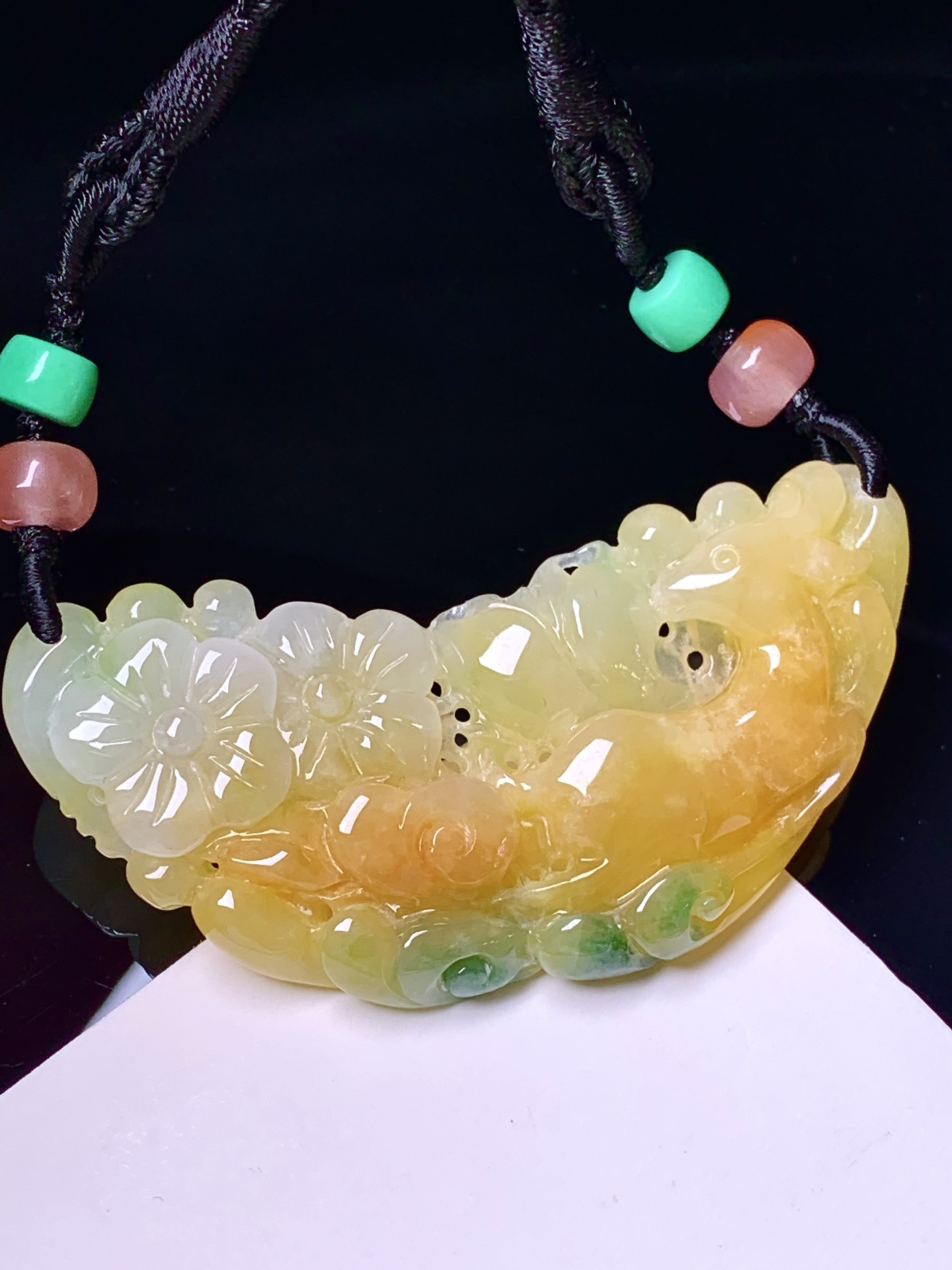 黄翡飘绿花开富贵吊坠 玉质细腻 色泽艳丽清新 水润亮眼 整体尺寸54*24.5*6.3 w1