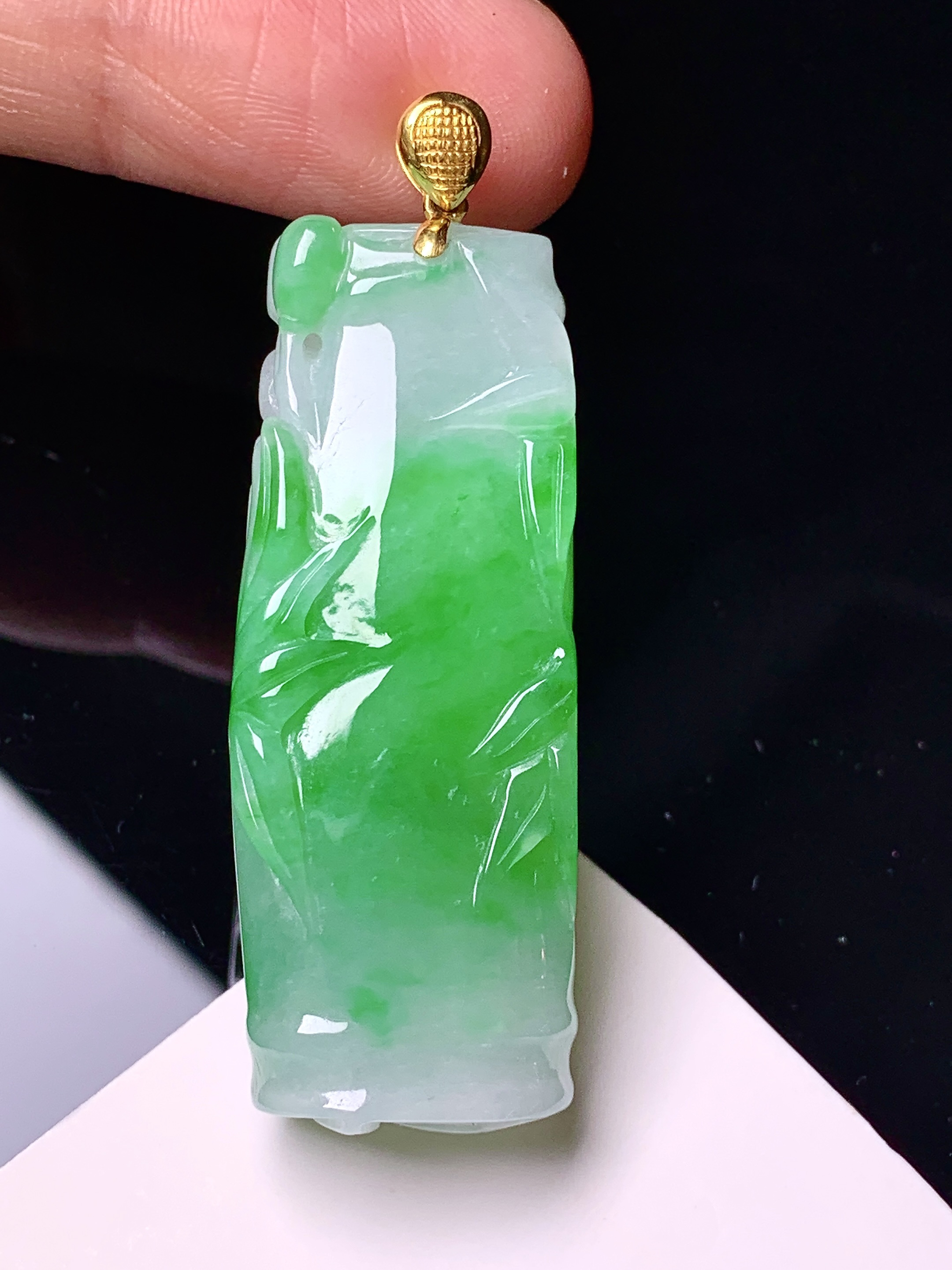 18k金飘绿竹节吊坠 玉质细腻 色泽艳丽清新 水润亮眼 裸石尺寸43.8*17*9.5 a5
