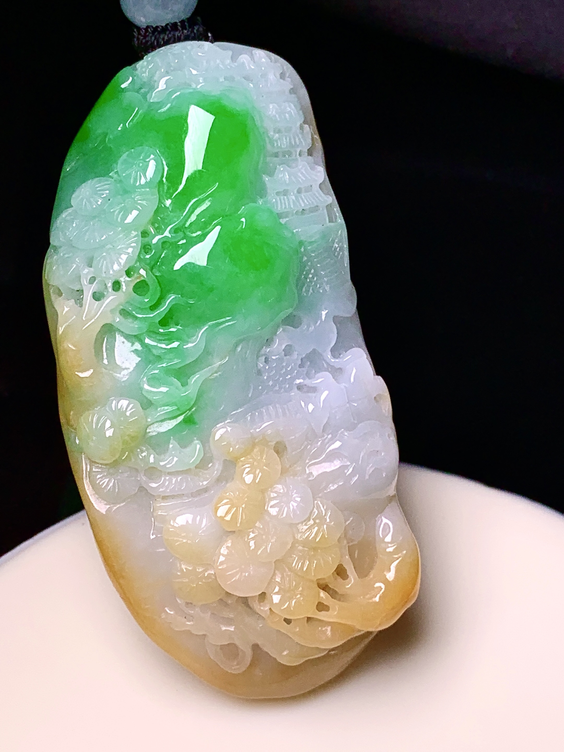 飘黄绿翡山水牌子吊坠 玉质细腻 色泽艳丽清新 水润亮眼 整体尺寸55.5*27*14.2 w1