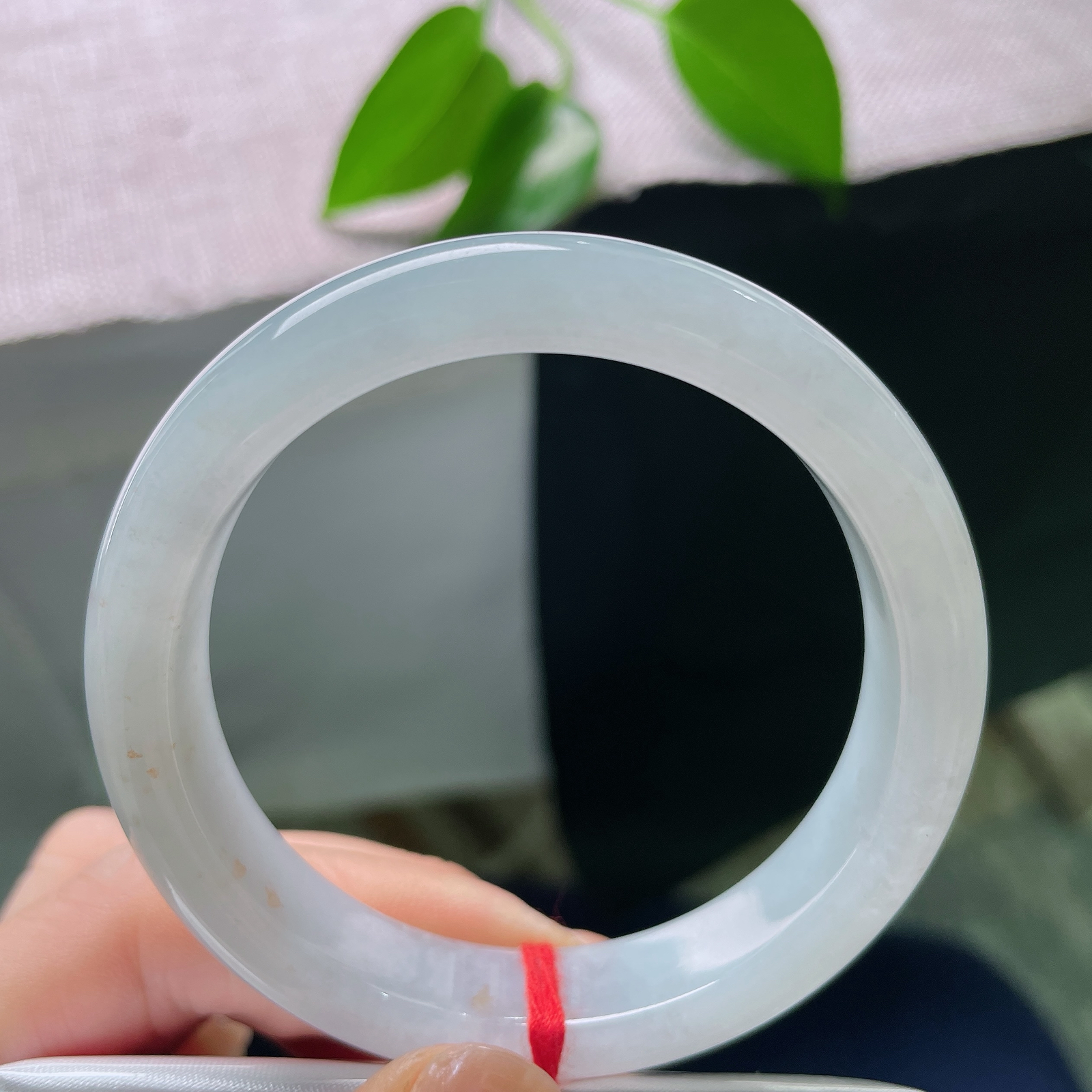 54.8/12/8.0，蓝底正圈，完美，玉质冰润细腻，金斑似落霞繁星，天然洒金，腕间藏浪漫光景。ss58827a