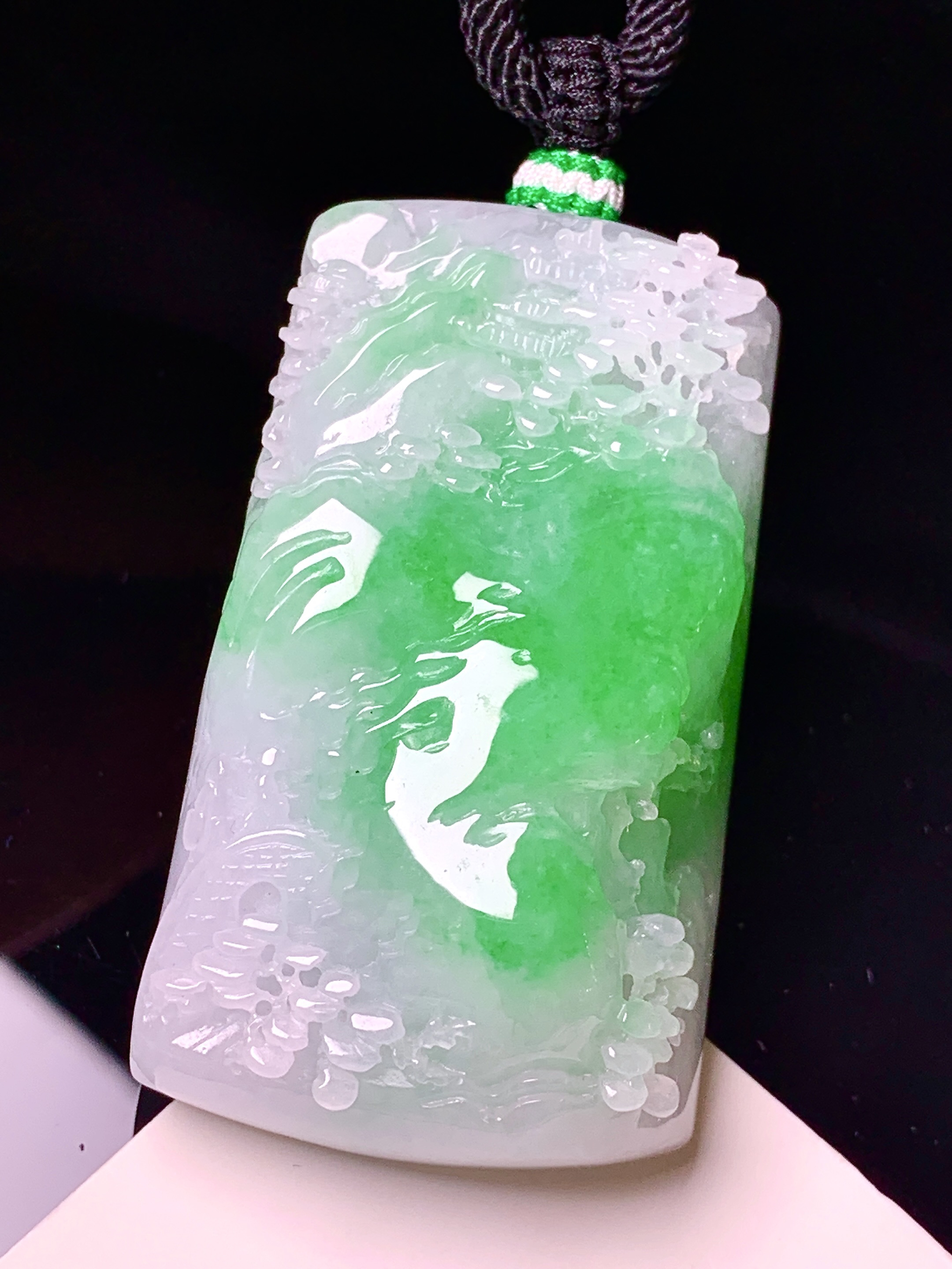 飘黄山水牌子吊坠 玉质细腻 色泽艳丽清新 水润亮眼 整体尺寸48.2*27.6*14.3 a5