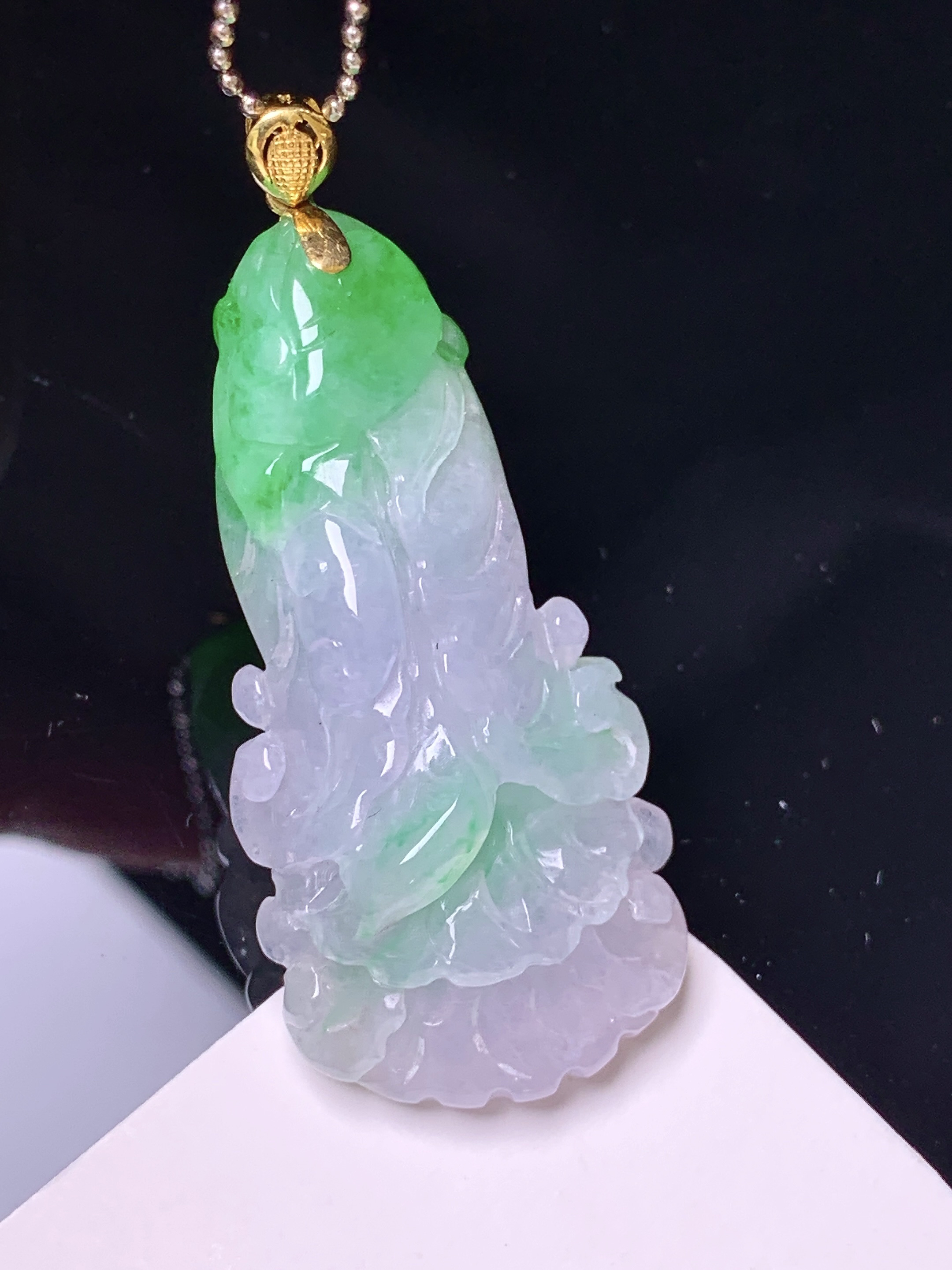 18k金镶嵌飘绿白菜吊坠 玉质细腻 色泽艳丽清新 水润亮眼 整体尺寸46.6*19.8*10.5 a