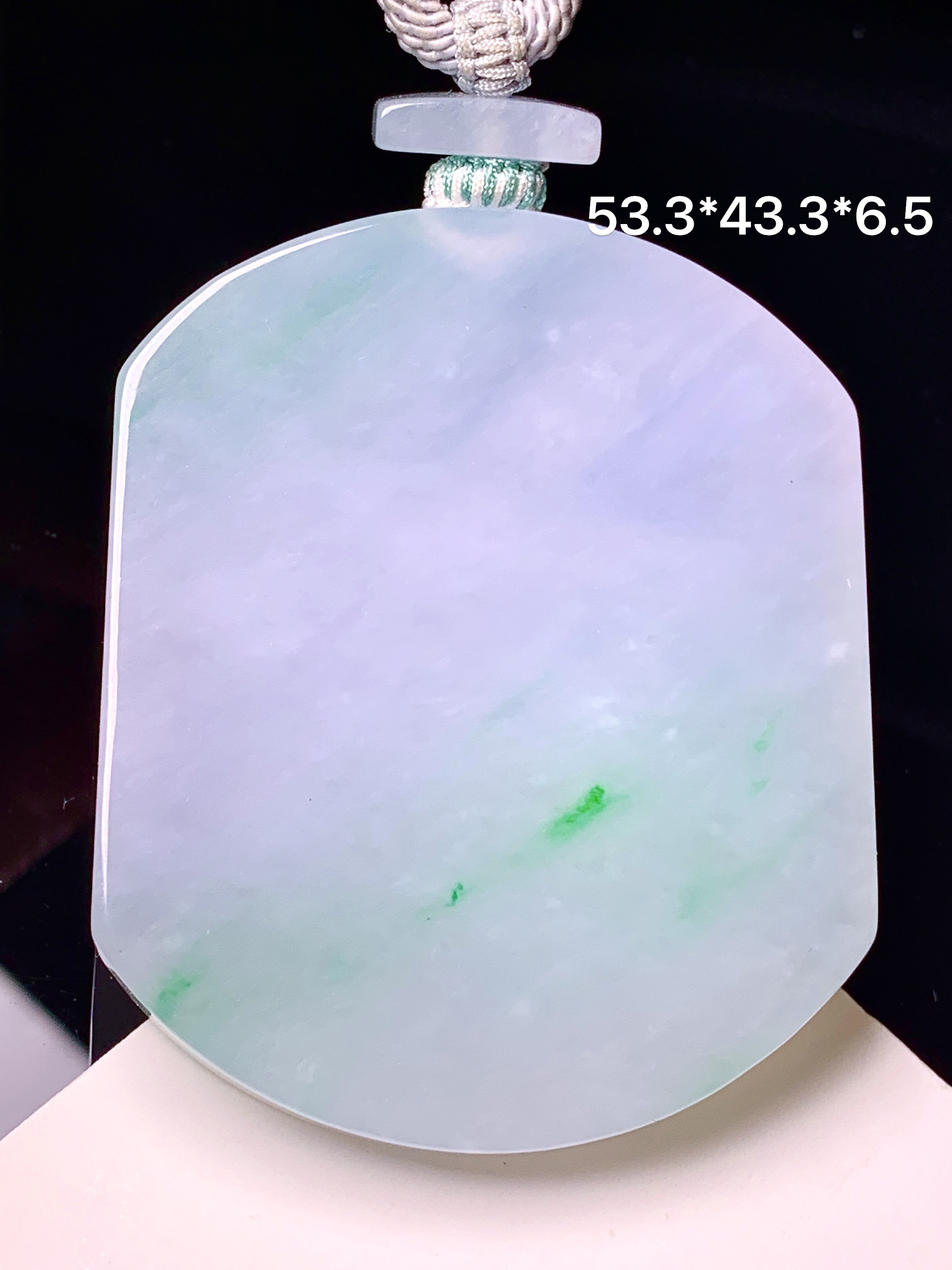 飘绿无事牌吊坠 玉质细腻 色泽艳丽清新 水润亮眼 整体尺寸53.3*43.3*6.5 a5