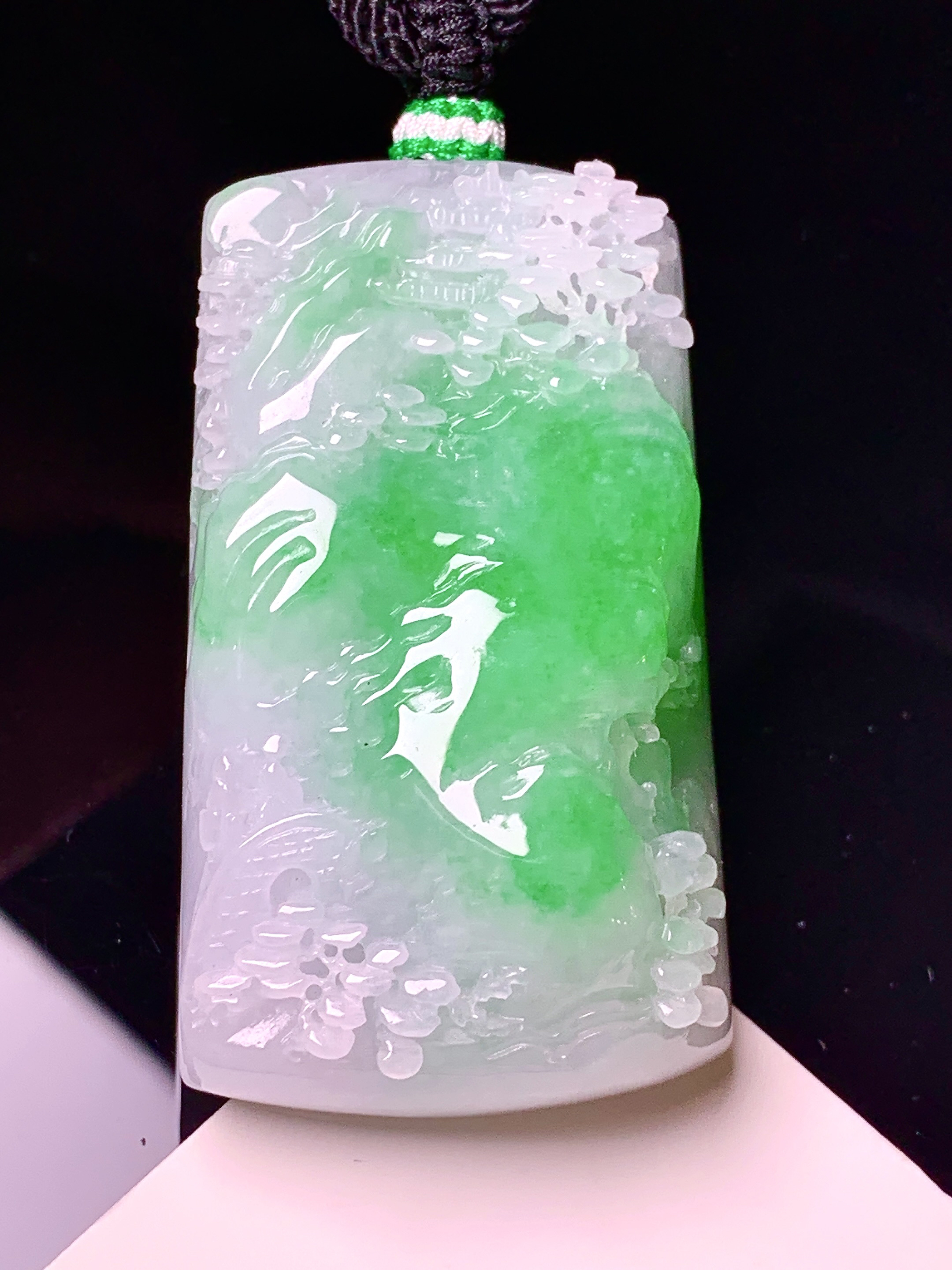 飘黄山水牌子吊坠 玉质细腻 色泽艳丽清新 水润亮眼 整体尺寸48.2*27.6*14.3 a5