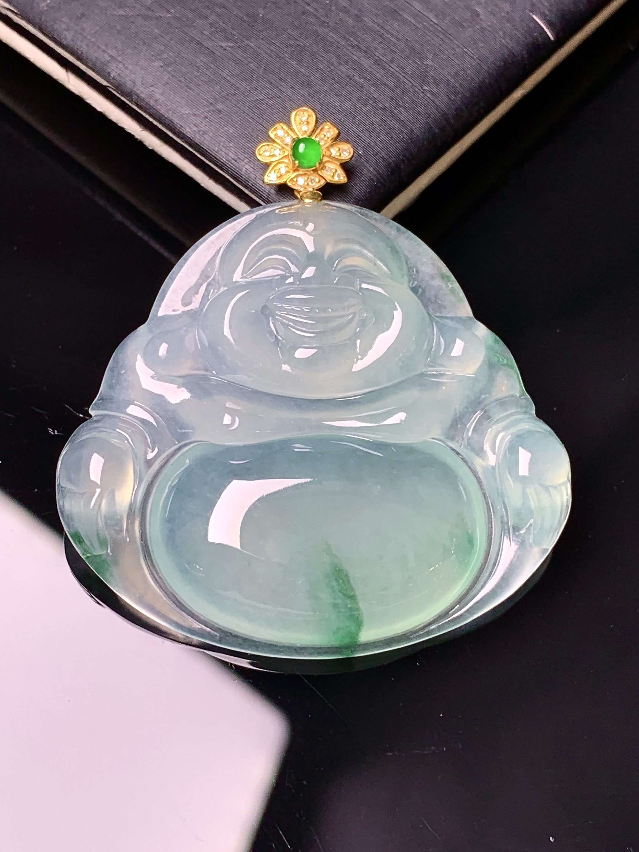 18k金镶嵌飘绿佛公吊坠 玉质细腻 色泽艳丽清新 水润亮眼 整体尺寸38.3*34.8*5.6 d1