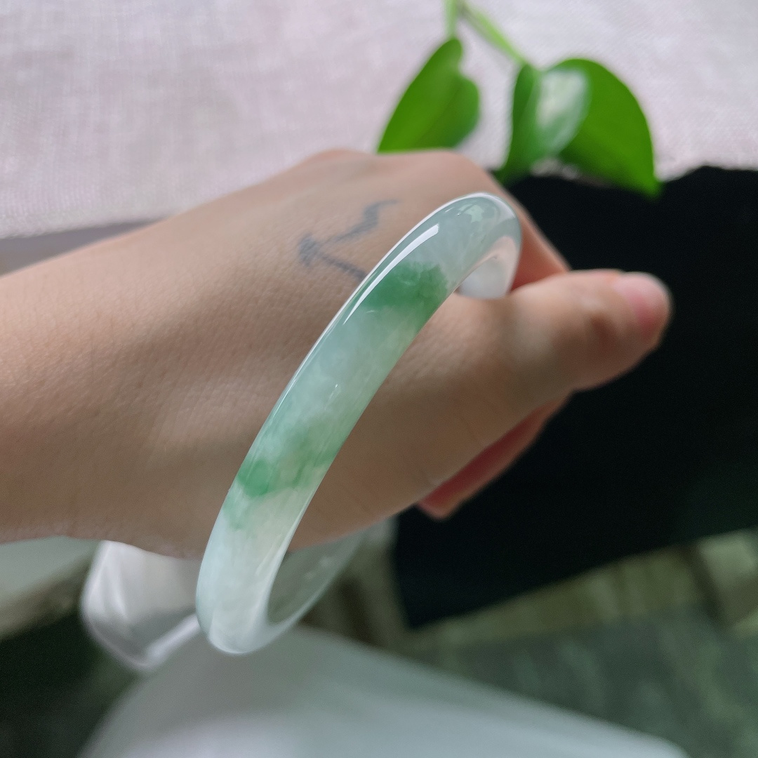 53/9.1，飘花圆条，棉线，冰润清透底色，一隅翠色悠然晕染，素底衬鲜绿，复古圆条，腕间藏一抹山野清韵。ss59557a