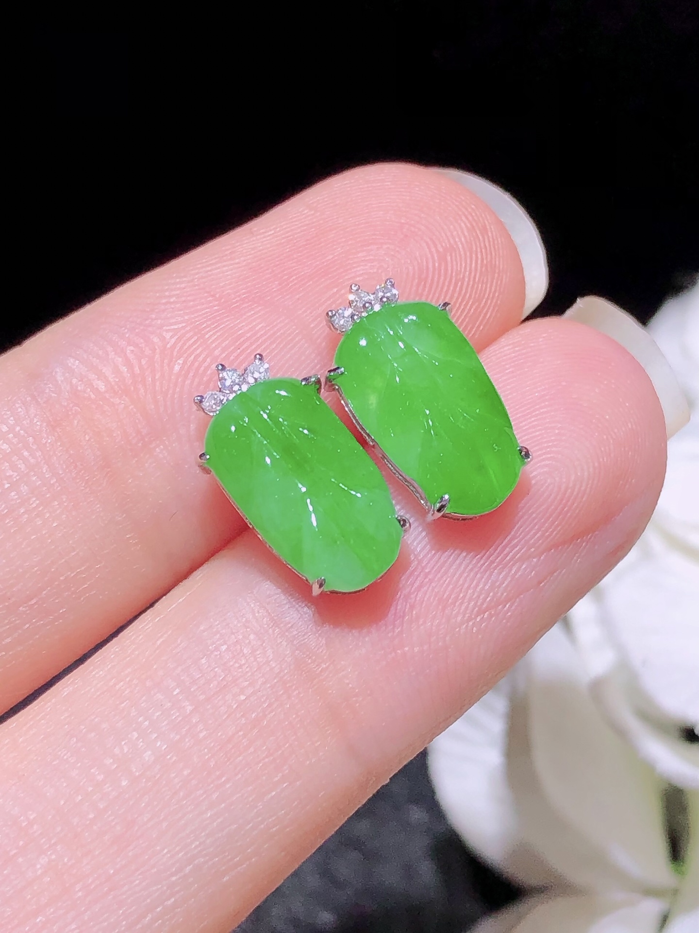 ️18K金镶 冰绿树叶耳钉 无裂 水润色艳 品相饱满 苹果拍摄，实物更好看，10.7-6.9-2.9