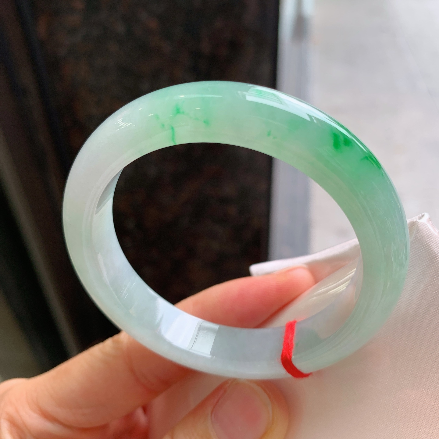 正圈飘绿 微细纹 尺寸：51.8/11.1/8.2 小圈口