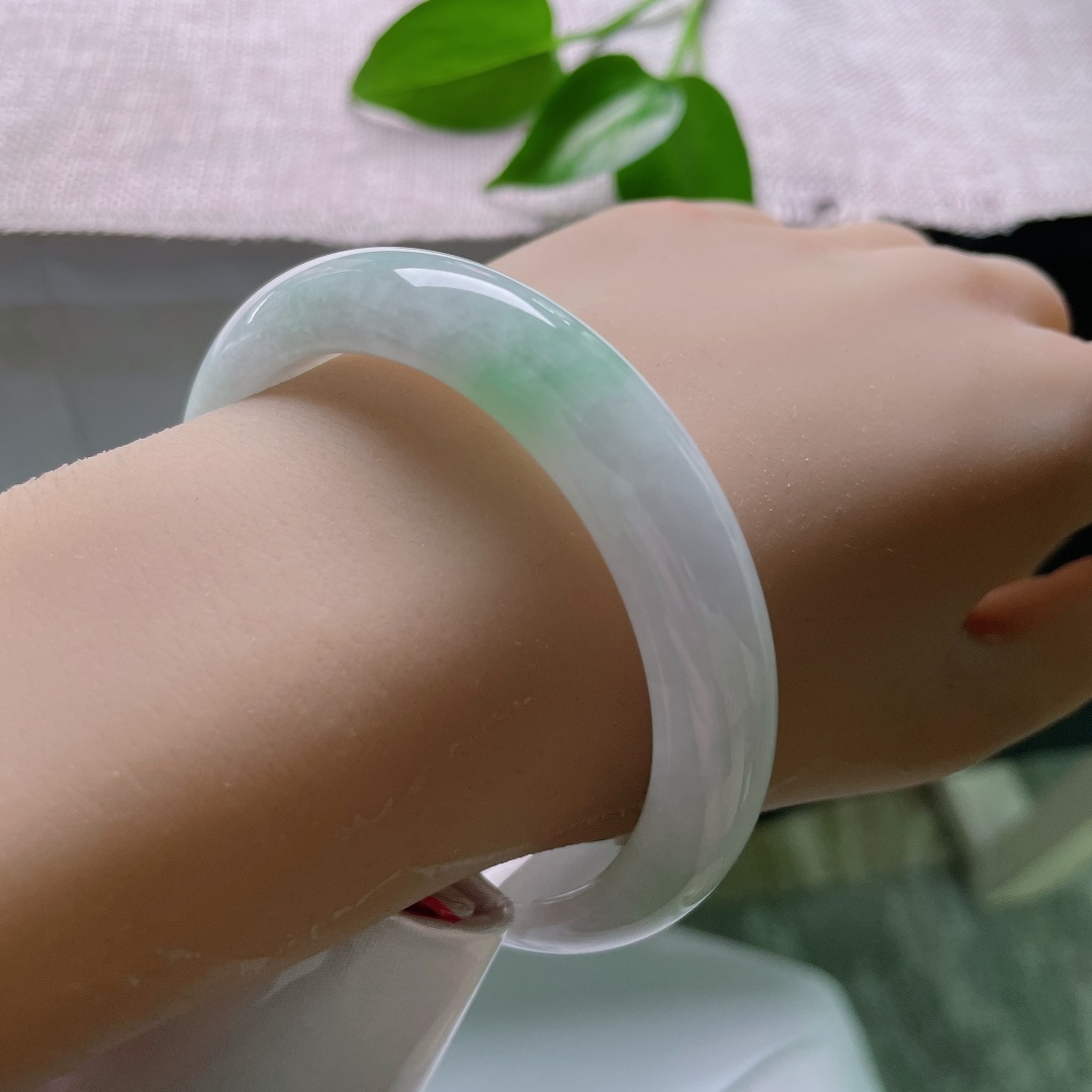 56.8/12.3/8.2，飘绿正圈，晶体线，温润柔和底色氤氲浅浅紫调，一段清新翠色悠然晕染，紫绿相融，温婉雅致。ss59579a