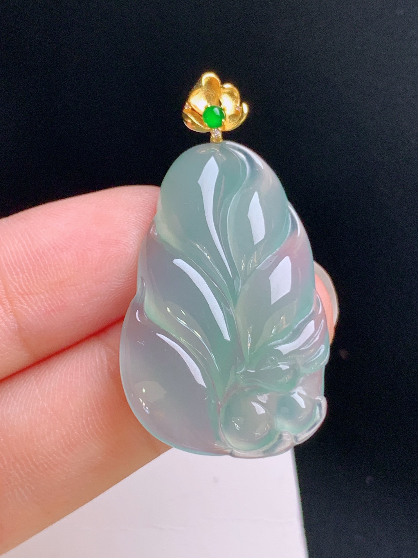 ️ 冰种飘花九尾狐吊坠，金扣搭配，绿蛋点缀，寓意事业长青，裸石33.7-20.9-5.8 整体40