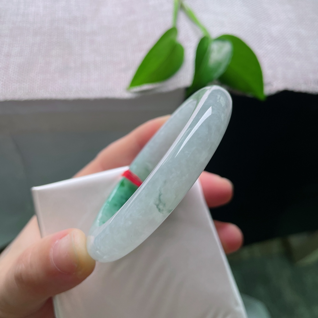 53.7/10.8/9.4，飘花正圈，一点皮纹，半圈清素冰白，半圈浓郁墨绿，山水晕染过渡自然，复古圆条，腕间揽尽山河诗意。ss59532a