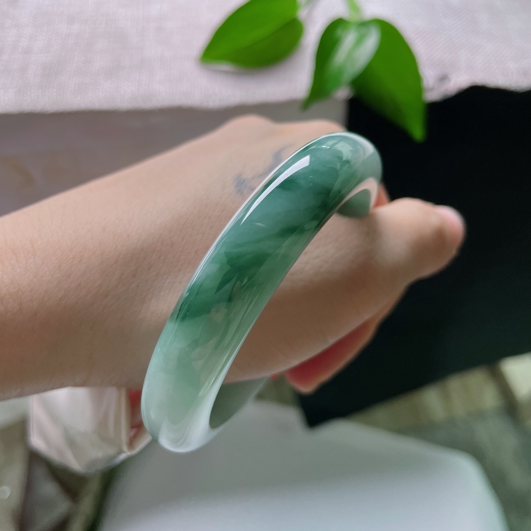 55.4./11.6/8.6，飘花正圈，棉线，底子细腻，蓝色飘花随性散落，好似清风把山野的花叶吹落，刚好落在温润的玉镯之上。ss59271a