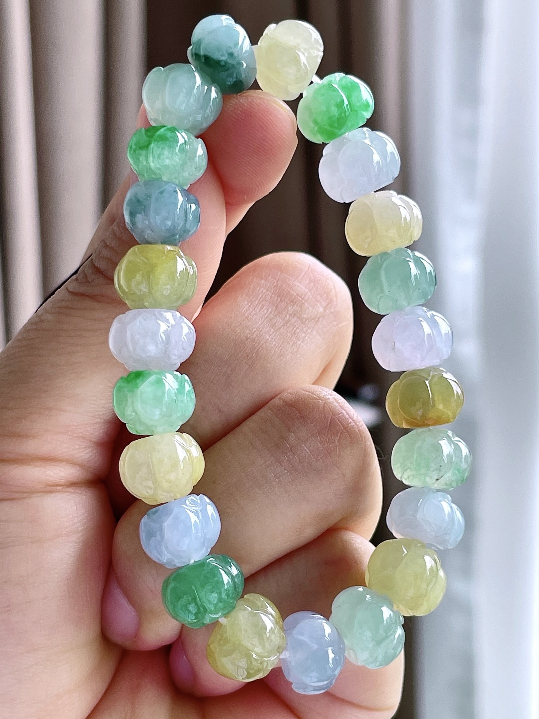【珠子】冰多宝花朵手串 【说明】缅甸 性比高 【尺寸】10.5-8.3mm 【重量】35.5克