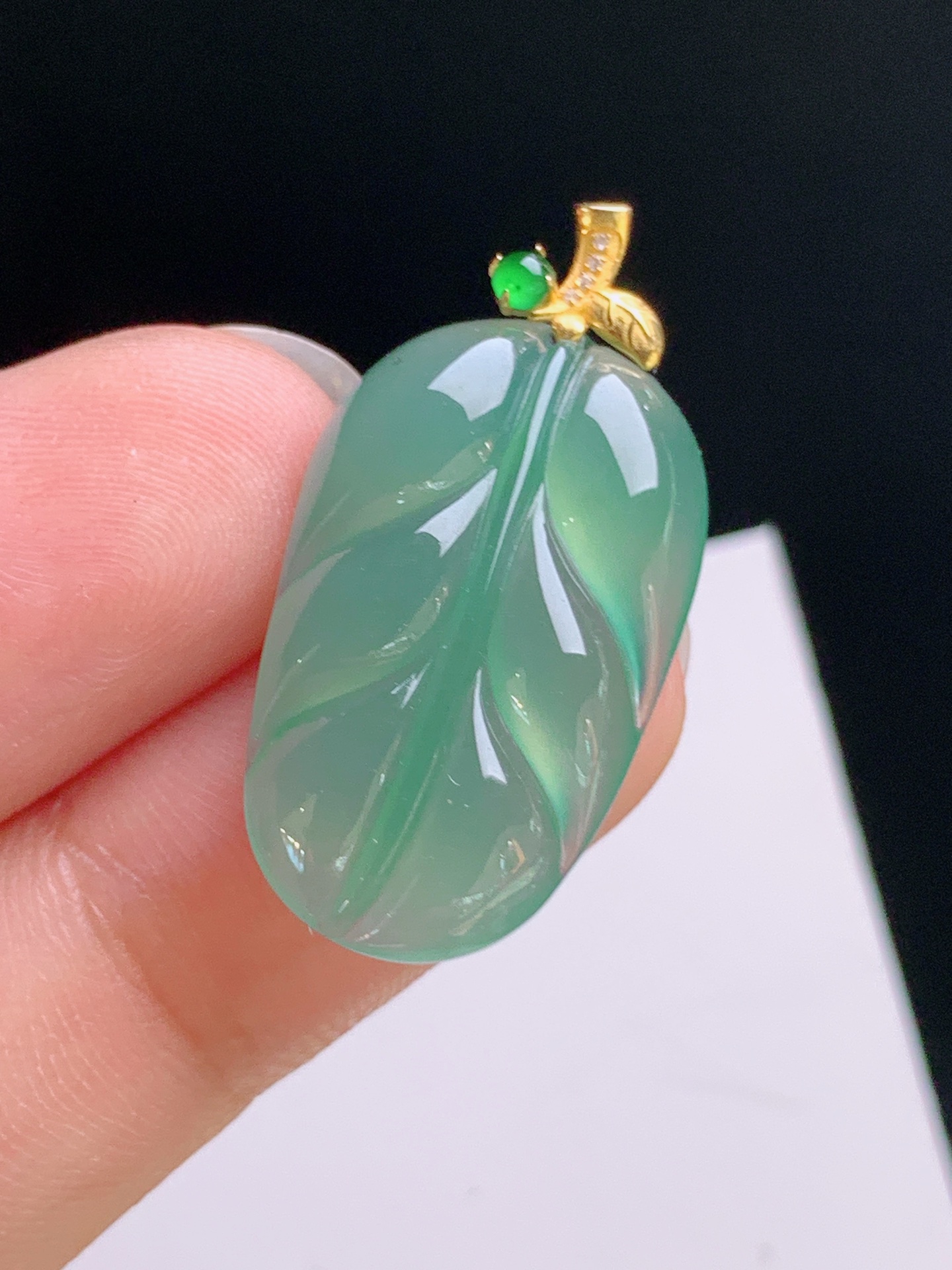 ️ 冰种晴绿树叶吊坠，晴水绿底，金扣搭配，寓意事业有成 裸石23.5-14.8-4.5 整体29.3 530923