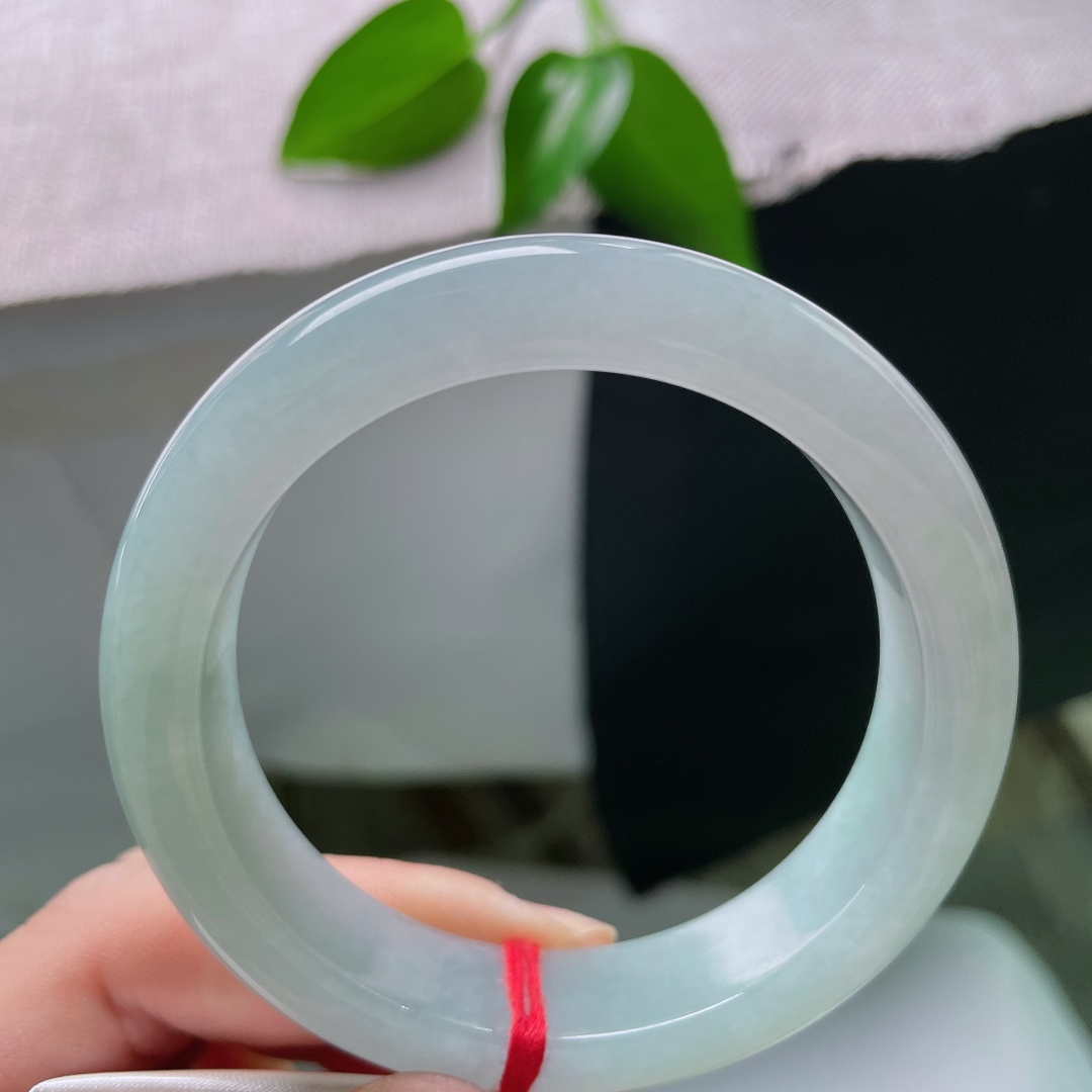 53.5/13.1/8.9，蓝底正圈，晶体，冰种质地匀净细腻，满圈淡雅晴色调，水头清亮，平安镯型端庄周正。ss59106a