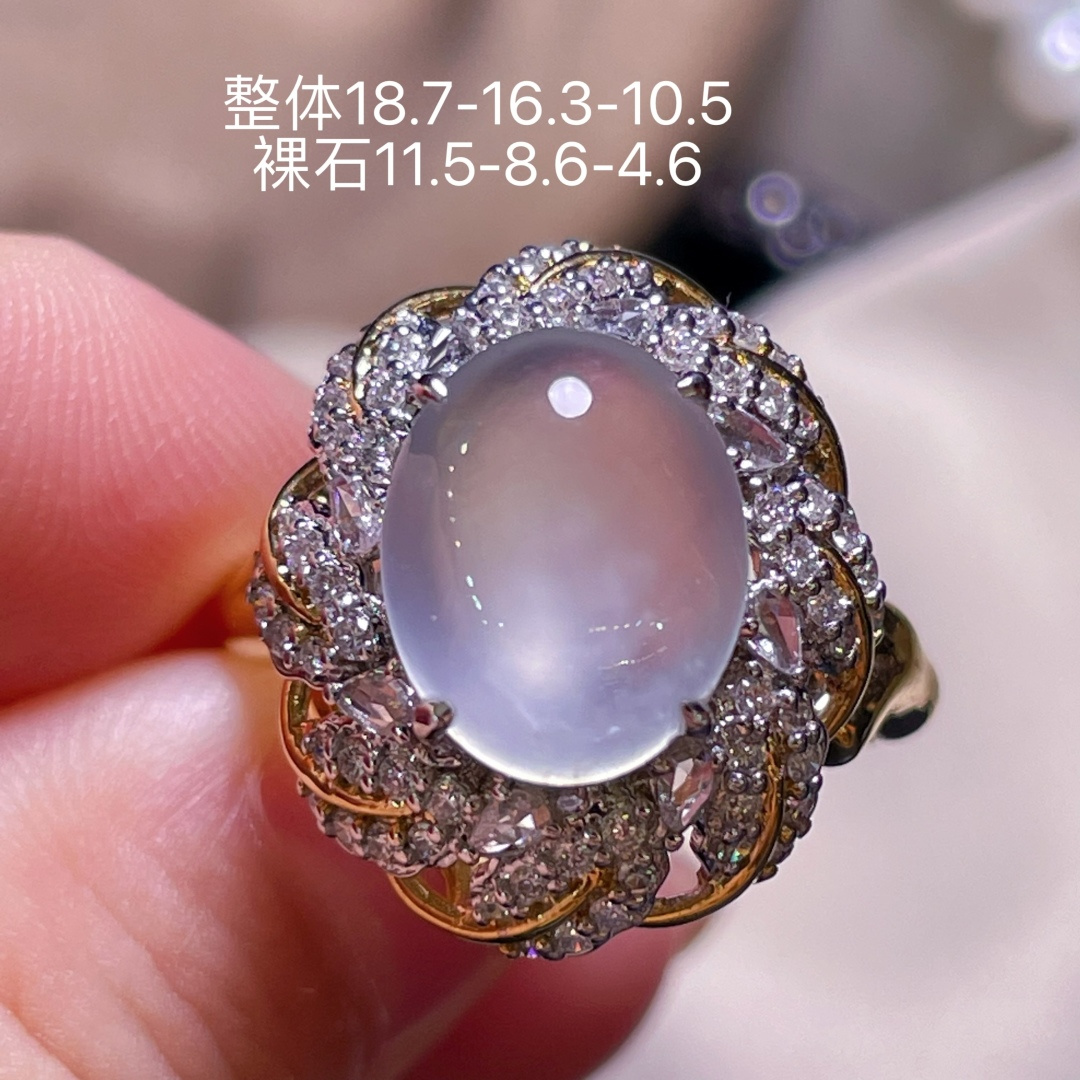 ️翡翠A货 蛋面戒指，冰种起光，料子冰润细腻，种老起光，18k金镶真钻，上身佩戴效果很好尺寸如图