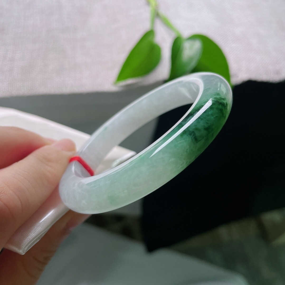 53.7/10.8/9.4，飘花正圈，一点皮纹，半圈清素冰白，半圈浓郁墨绿，山水晕染过渡自然，复古圆条，腕间揽尽山河诗意。ss59532a