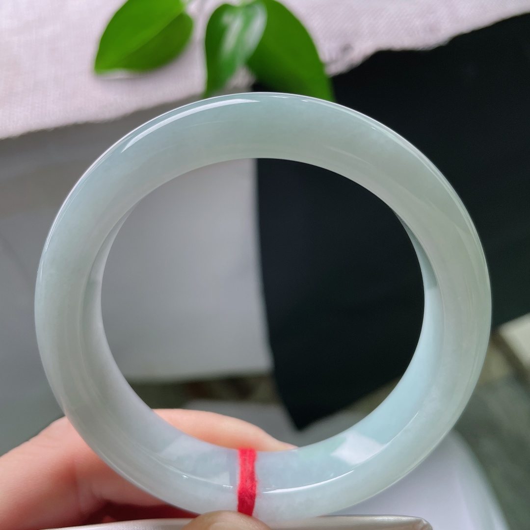 55/12.5/8.6，蓝底正圈，一点皮纹，种水通透细腻，晴调清润柔和，没有浓烈艳色，低调衬出温婉气质。ss59272a