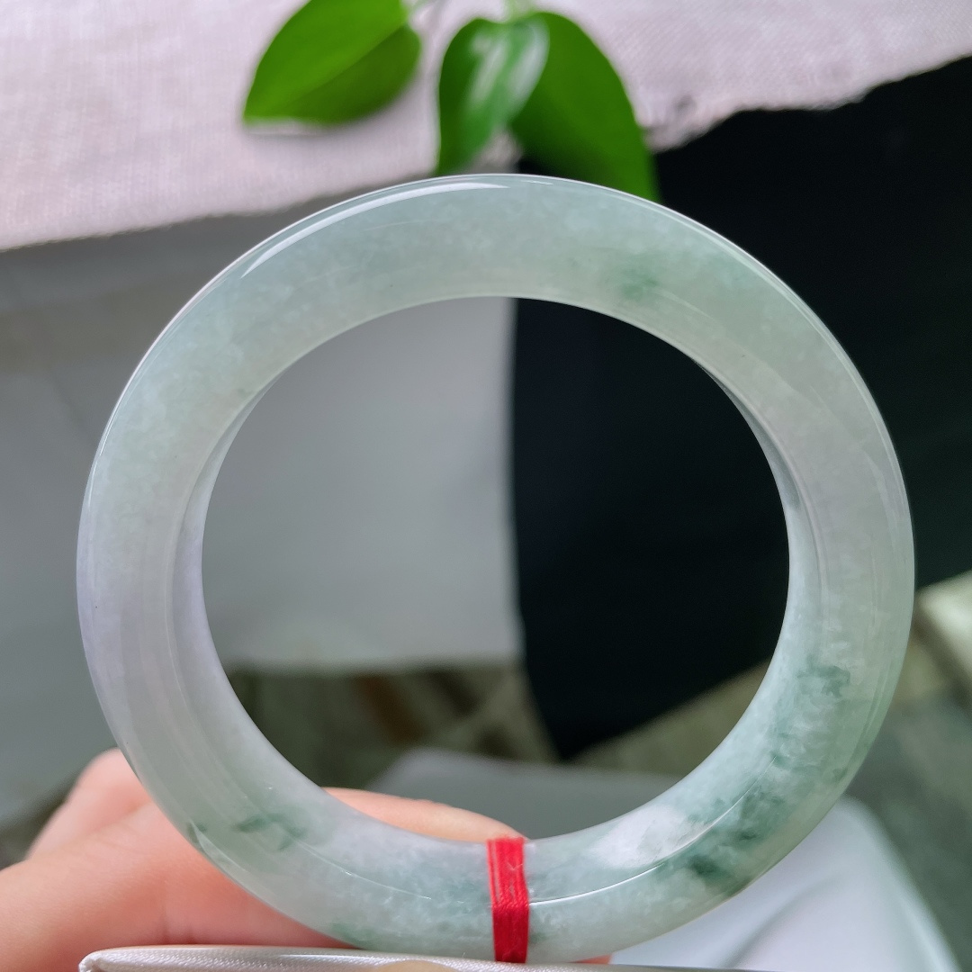 54.7/12/9.3，飘花正圈，晶体线，冰润通透玉质，灵动蓝花随性漫染镯身，似远山烟云缭绕，意境悠远诗意盎然。ss59552a