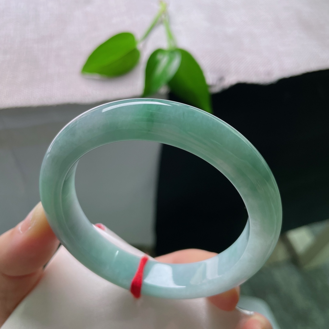 56.4/12.1/9，蓝底正圈，一点皮纹，玉质通透细腻，色调静谧柔和，上手清冷显白，百搭耐看。ss59263a