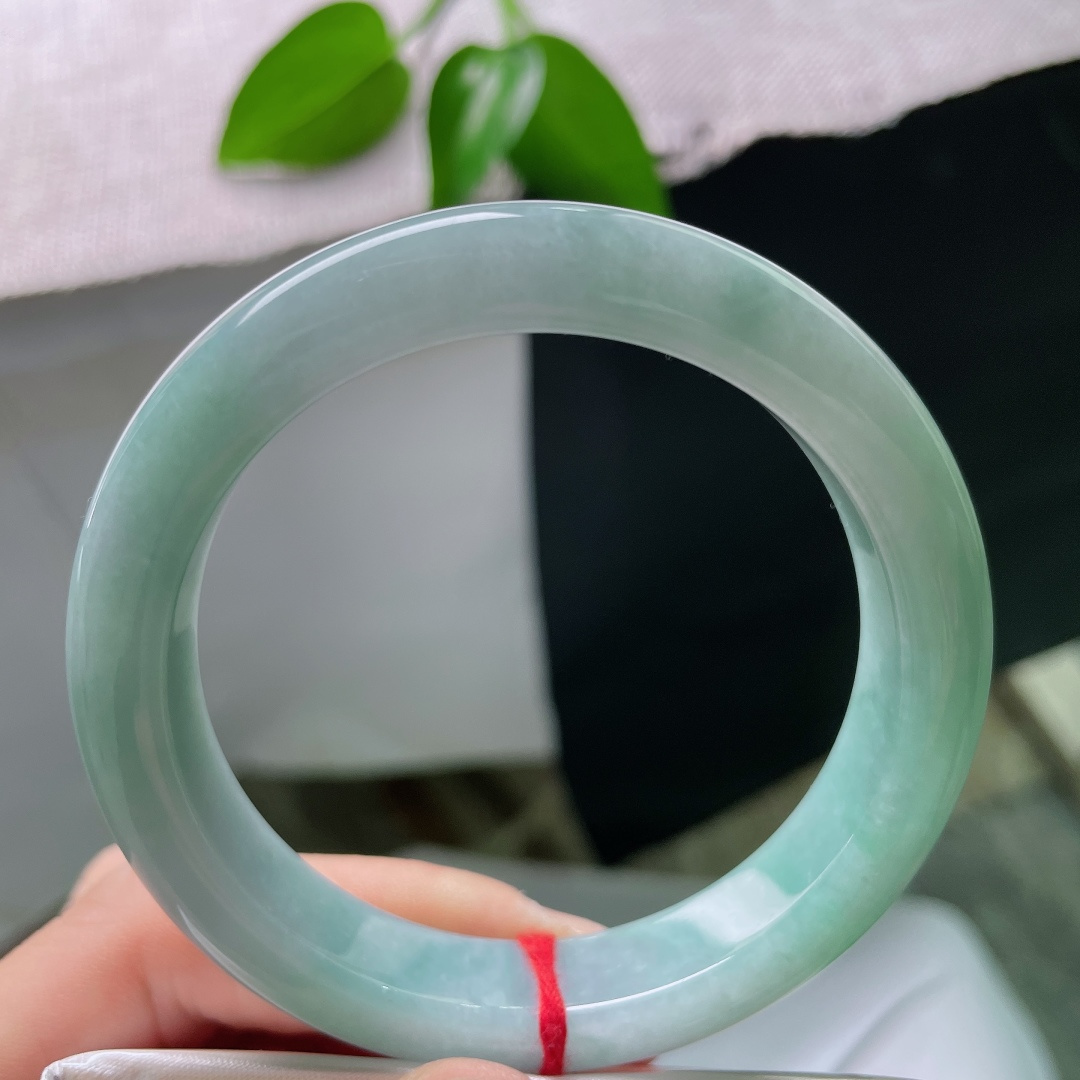 56.4/12.1/9，蓝底正圈，一点皮纹，玉质通透细腻，色调静谧柔和，上手清冷显白，百搭耐看。ss59263a
