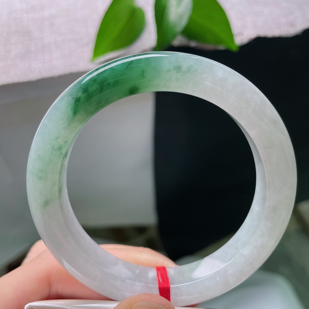 53.7/10.8/9.4，飘花正圈，一点皮纹，半圈清素冰白，半圈浓郁墨绿，山水晕染过渡自然，复古圆