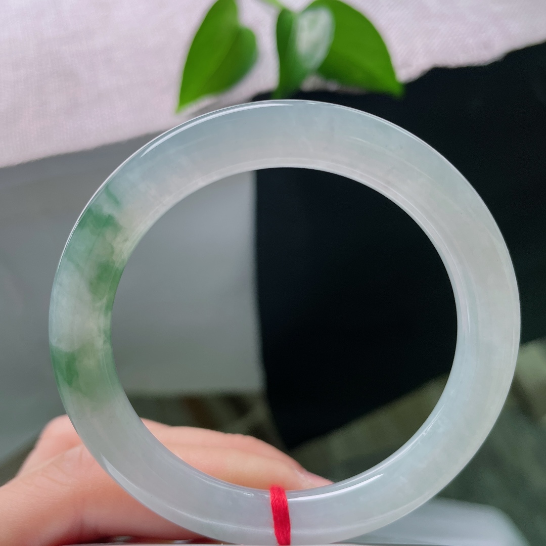 53/9.1，飘花圆条，棉线，冰润清透底色，一隅翠色悠然晕染，素底衬鲜绿，复古圆条，腕间藏一抹山野清韵。ss59557a
