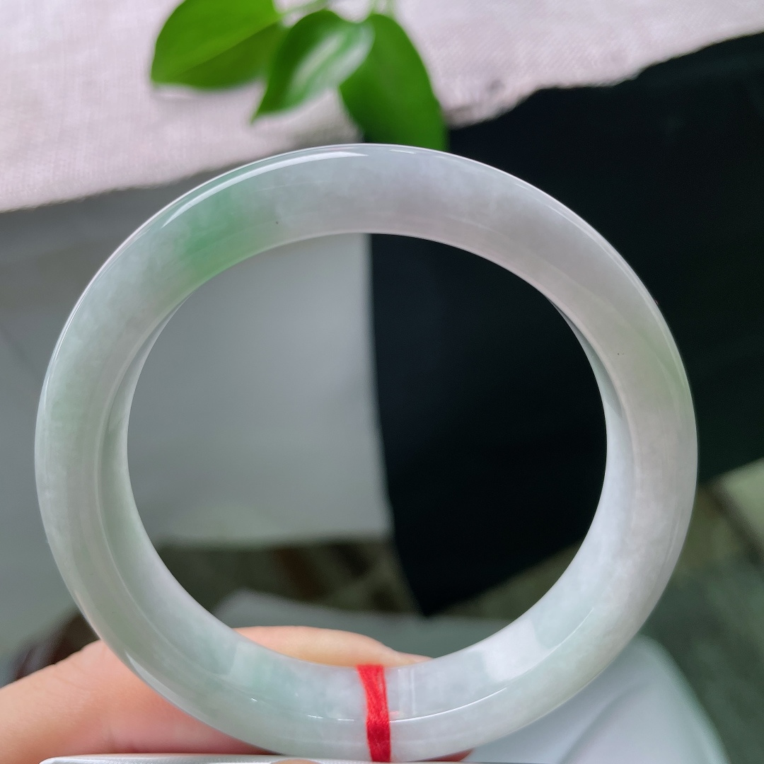 56.8/12.3/8.2，飘绿正圈，晶体线，温润柔和底色氤氲浅浅紫调，一段清新翠色悠然晕染，紫绿相