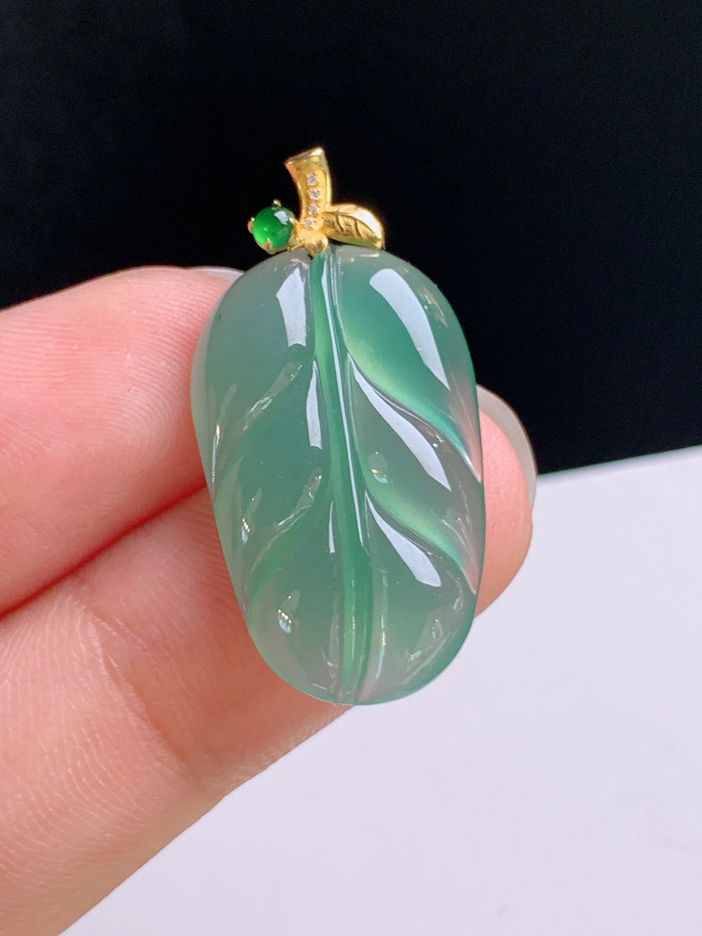 ️ 冰种晴绿树叶吊坠，晴水绿底，金扣搭配，寓意事业有成 裸石23.5-14.8-4.5 整体29.
