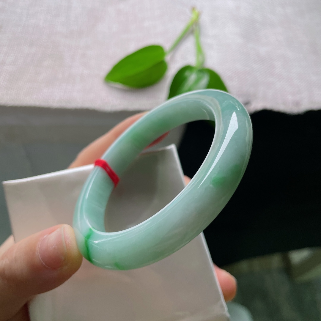 54.6/18.2/9.3，飘绿正圈，一点棉线，通透温润，一抹鲜亮绿丝流淌其间，水头清亮，清雅耐看，简约又有亮点。ss59403a