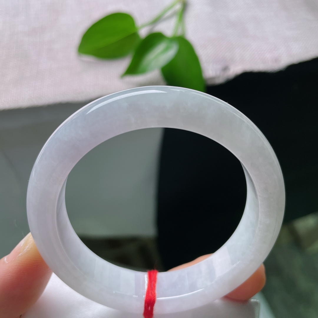 53/12.8/8.5，白月光正圈，晶体线，糯润洁白玉底，质地细腻柔和，素净通透，简约平安镯型，温润干净如月光。ss59580a
