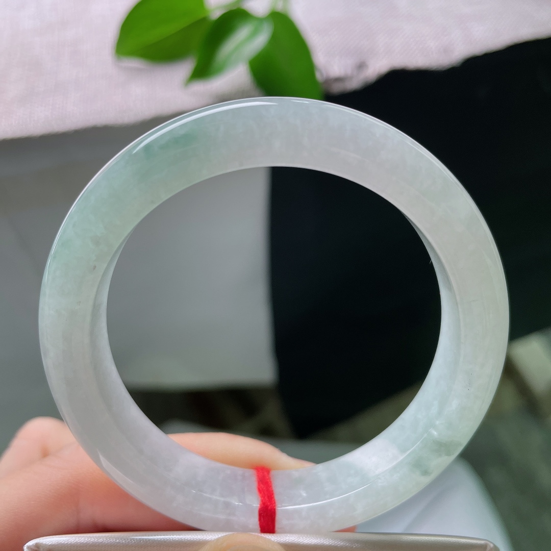 55/11.5/9.0，飘花正圈，晶体感，莹润冰质氤氲淡淡清光，飘逸蓝花游走镯间，浓淡相宜，天然写意