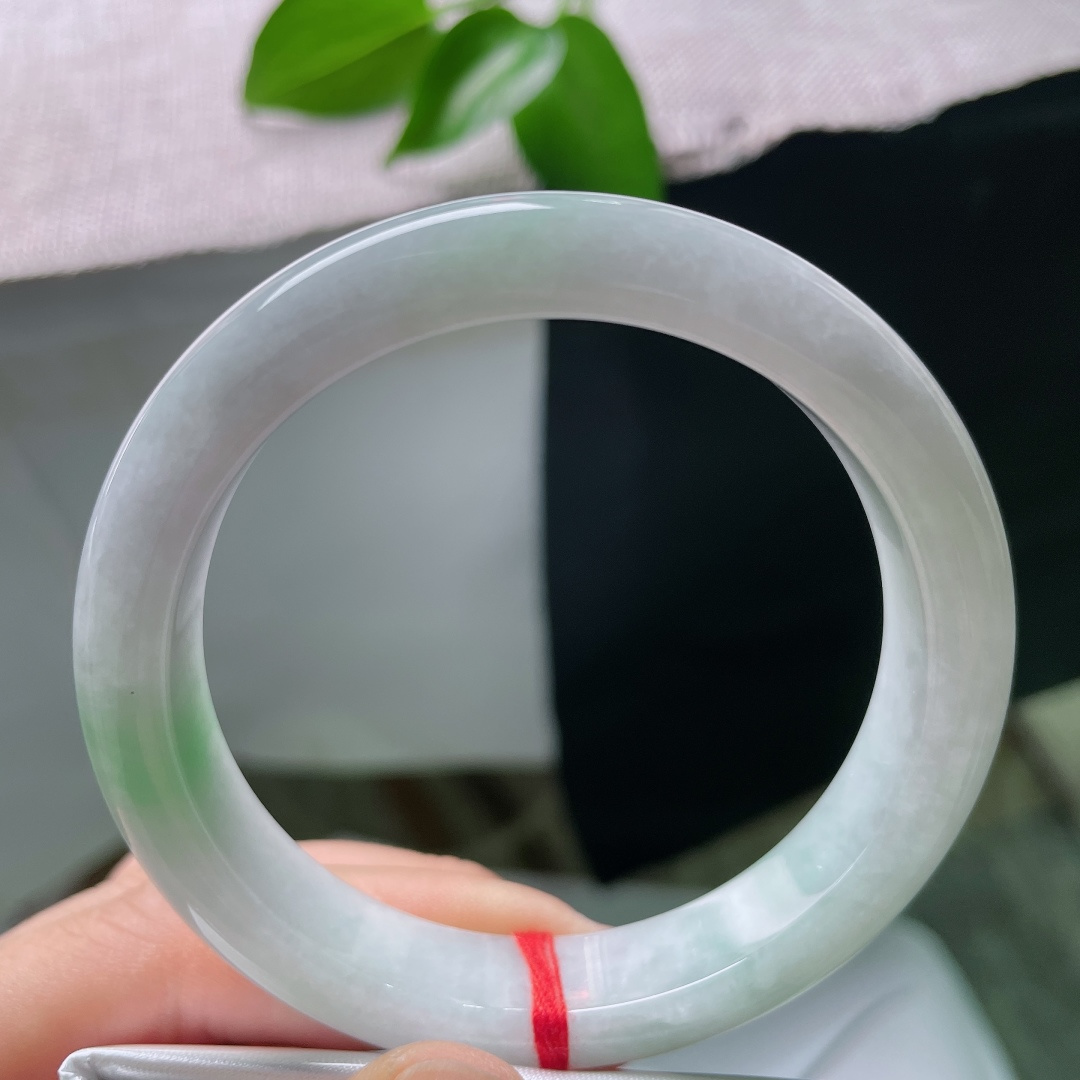 56.8/12.3/8.2，飘绿正圈，晶体线，温润柔和底色氤氲浅浅紫调，一段清新翠色悠然晕染，紫绿相融，温婉雅致。ss59579a