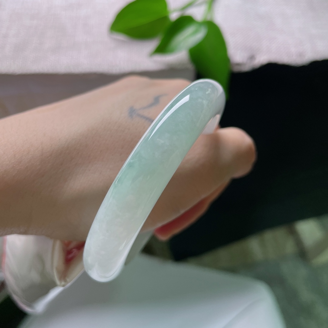 55/11.5/9.0，飘花正圈，晶体感，莹润冰质氤氲淡淡清光，飘逸蓝花游走镯间，浓淡相宜，天然写意韵味十足。ss59528a