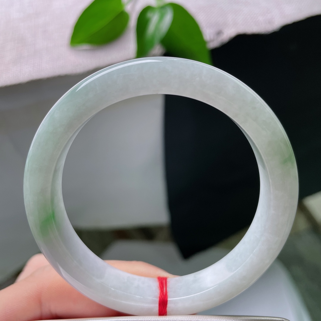 55.1/11.3/8.5，飘花正圈，无裂，温润白净玉底，几缕清新淡绿悠然点缀，翠色轻柔弥散，清雅柔和，灵气盎然。ss59533a
