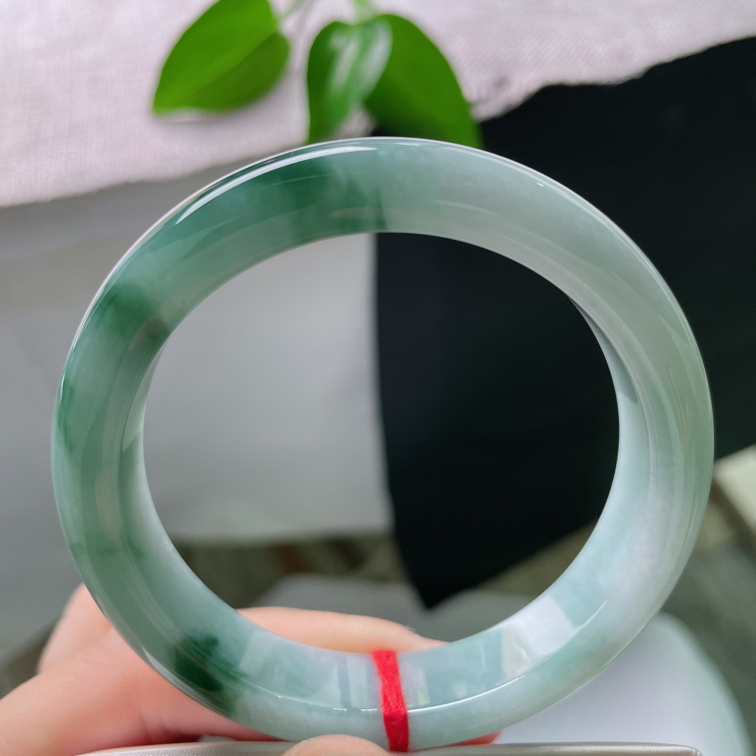 55.4./11.6/8.6，飘花正圈，棉线，底子细腻，蓝色飘花随性散落，好似清风把山野的花叶吹落，刚好落在温润的玉镯之上。ss59271a