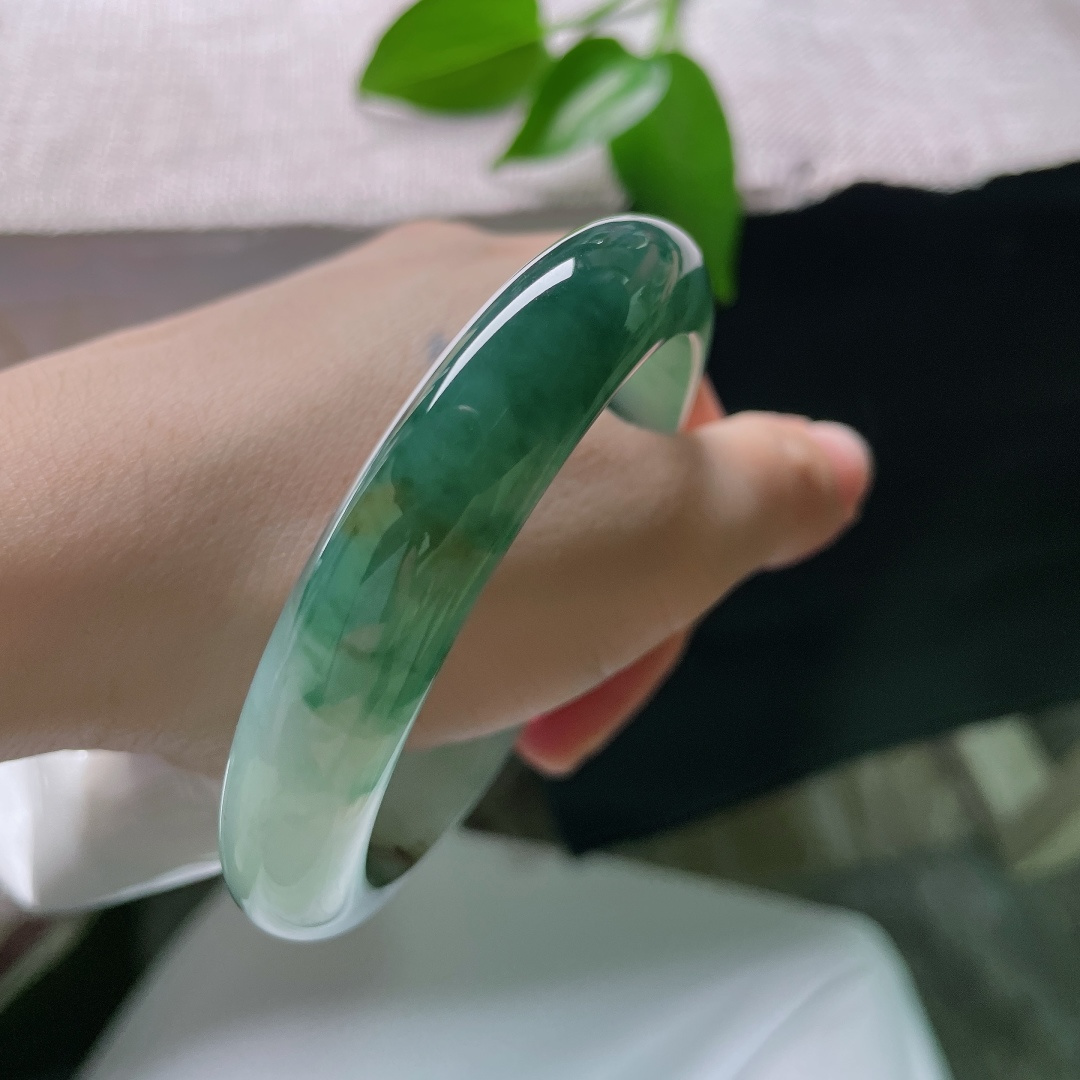 60.1/12.4/8.8，飘花正圈，无裂，一点杂质，底色温润，大片墨绿飘花随性舒展，像天然水墨画卷，胶感饱满，大气有韵味。ss59417a