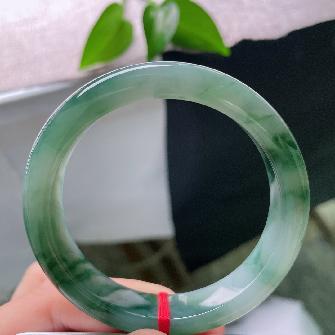 56.5/12.4/8.3，飘花正圈，无裂，冰润清透玉底，墨绿飘花如云烟漫卷镯身，水墨写意，腕间藏尽山川悠远意境。ss59427a