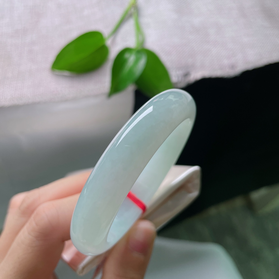 53.4/12.3/8.4，蓝底正圈，指甲纹，一汪浅晴凝于玉镯，色调恬淡干净，柔光内敛，自带静谧书卷气韵。ss59082a