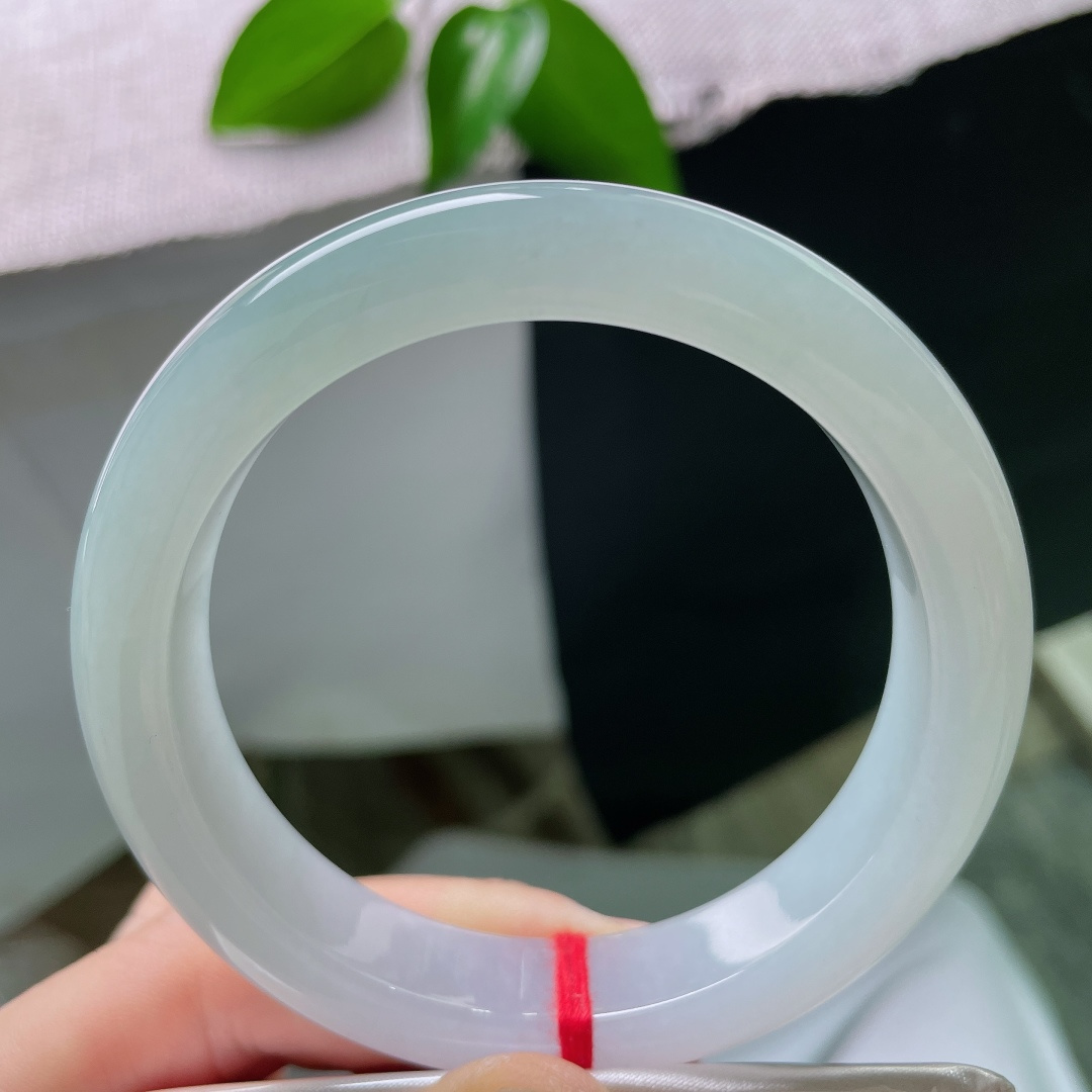 57.5/12.2/9.0，蓝底正圈，一点皮纹，澄澈冰底晕染温润晴色，色泽均匀柔和，素面无杂，简约耐