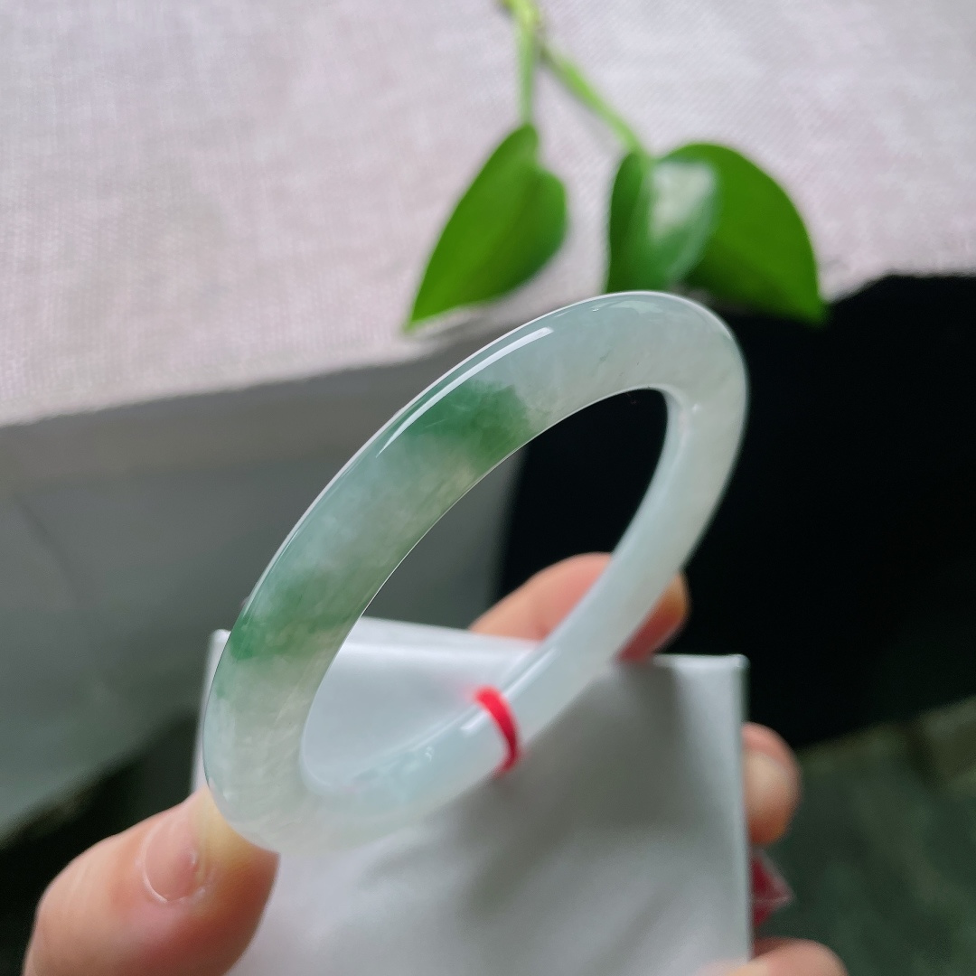 53/9.1，飘花圆条，棉线，冰润清透底色，一隅翠色悠然晕染，素底衬鲜绿，复古圆条，腕间藏一抹山野清韵。ss59557a