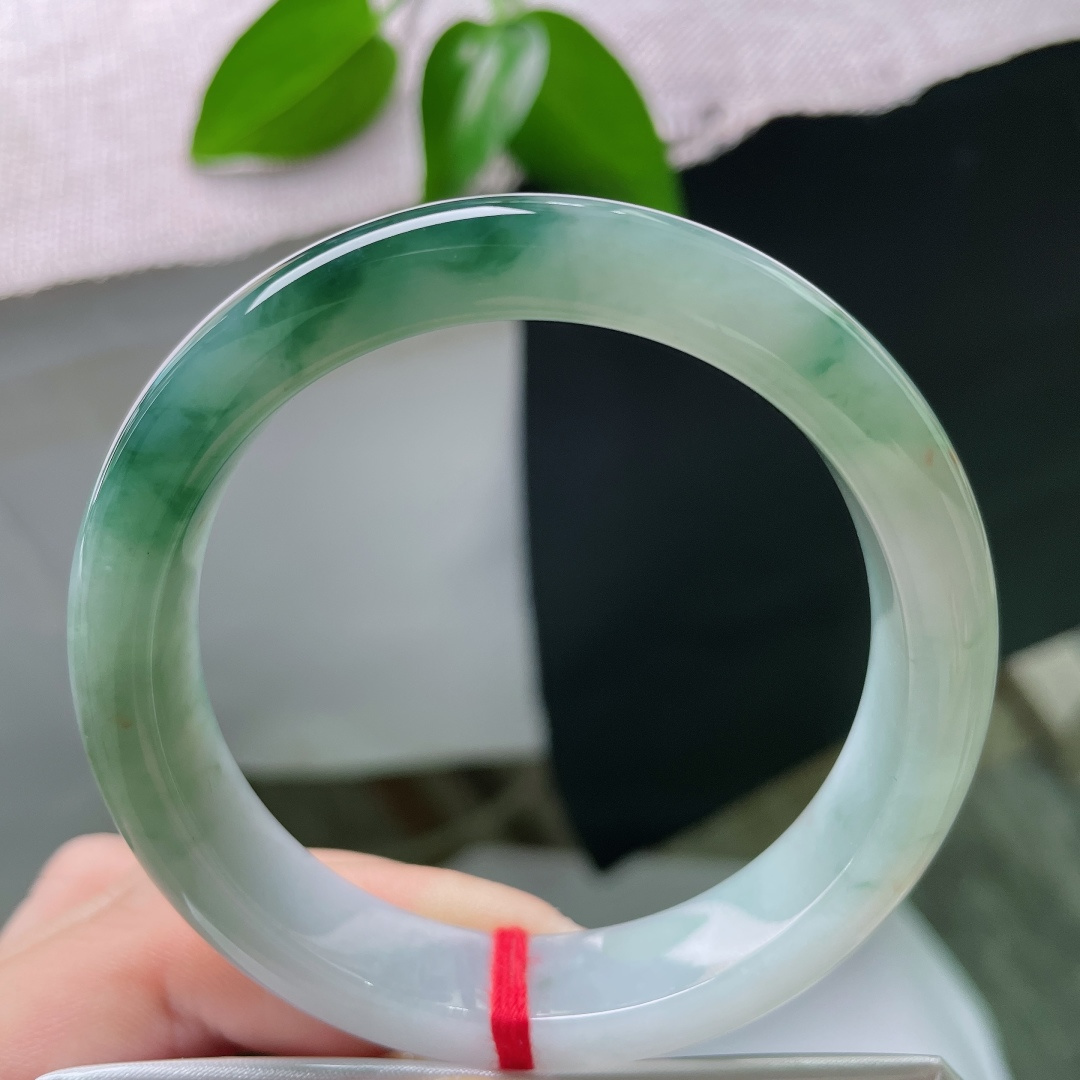 55.8/12.1/8.5，飘花正圈，棉线，飘黄翡，白净通透的底子，深色飘花如烟似雾，虚实相生，自带