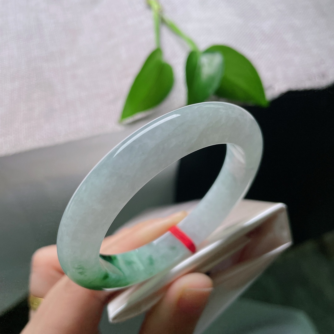 53.7/10.8/9.4，飘花正圈，一点皮纹，半圈清素冰白，半圈浓郁墨绿，山水晕染过渡自然，复古圆条，腕间揽尽山河诗意。ss59532a
