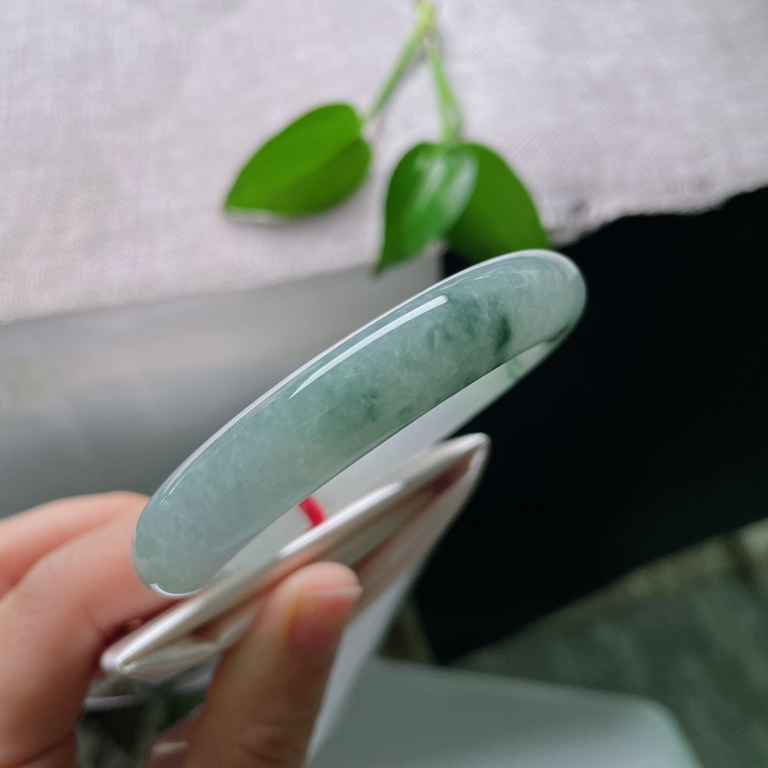 54.7/12/9.3，飘花正圈，晶体线，冰润通透玉质，灵动蓝花随性漫染镯身，似远山烟云缭绕，意境悠远诗意盎然。ss59552a