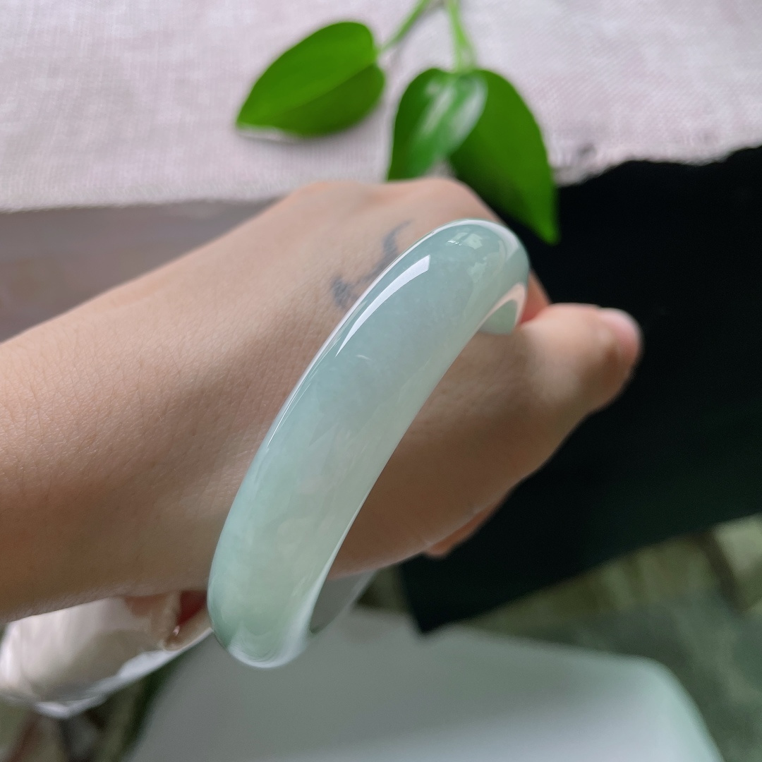 53.5/13.1/8.9，蓝底正圈，晶体，冰种质地匀净细腻，满圈淡雅晴色调，水头清亮，平安镯型端庄周正。ss59106a