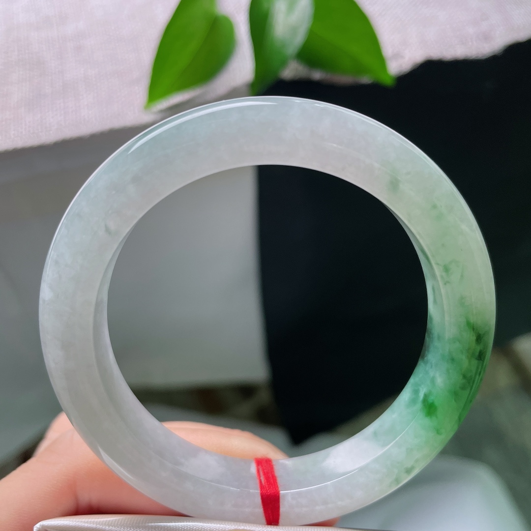 53.7/10.8/9.4，飘花正圈，一点皮纹，半圈清素冰白，半圈浓郁墨绿，山水晕染过渡自然，复古圆