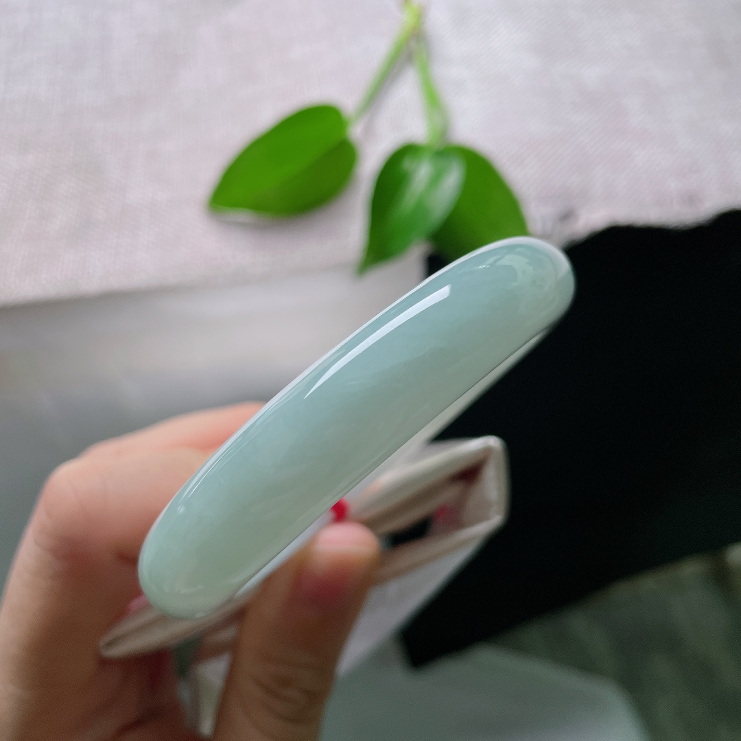 55/12.5/8.6，蓝底正圈，一点皮纹，种水通透细腻，晴调清润柔和，没有浓烈艳色，低调衬出温婉气质。ss59272a
