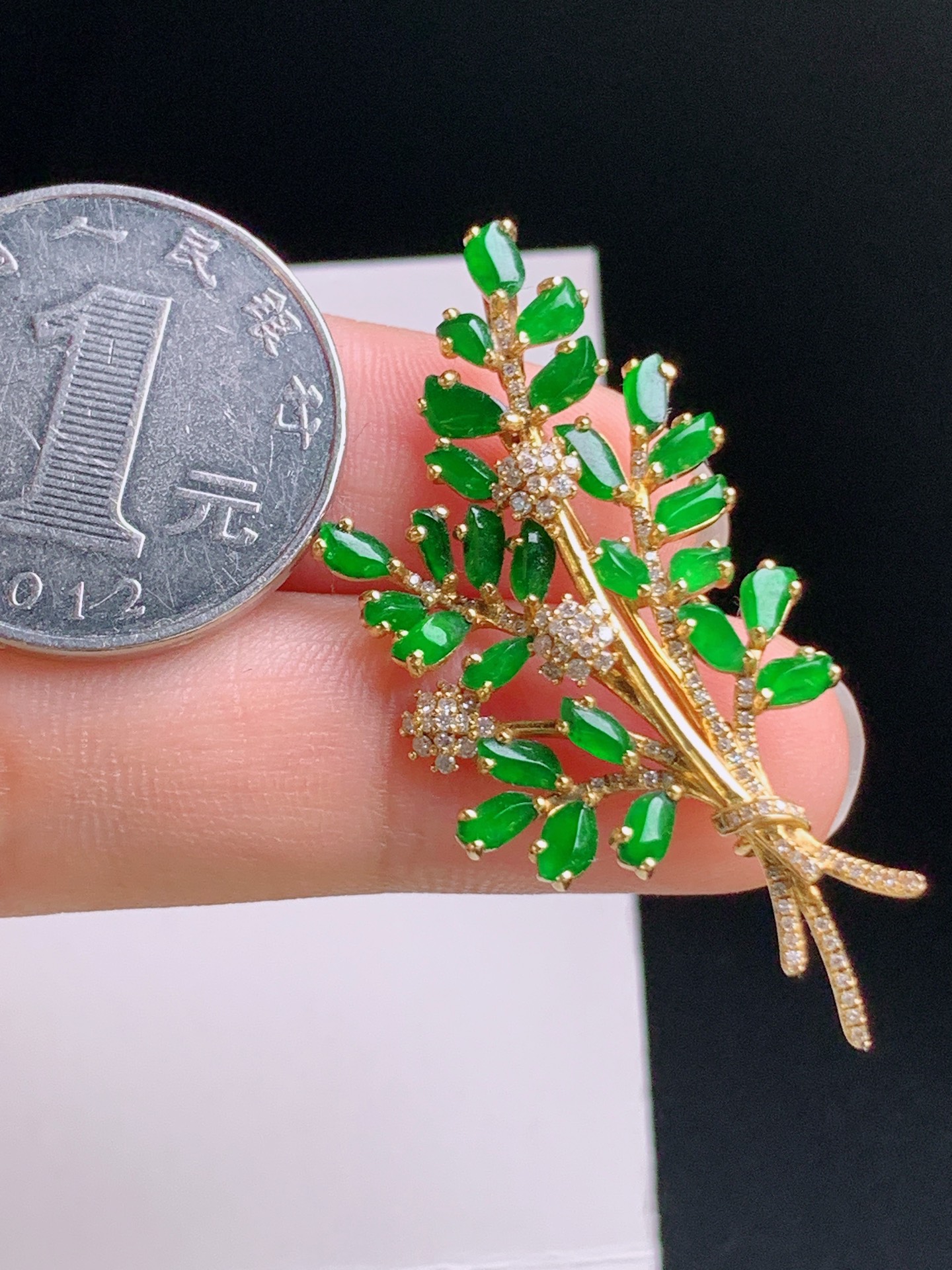 ️ 冰辣绿树叶随形胸针，金枝玉叶造型，满钻镶嵌，显贵灵动 裸石3.9-2.6-1.2 整体44.1-20.8-7 90