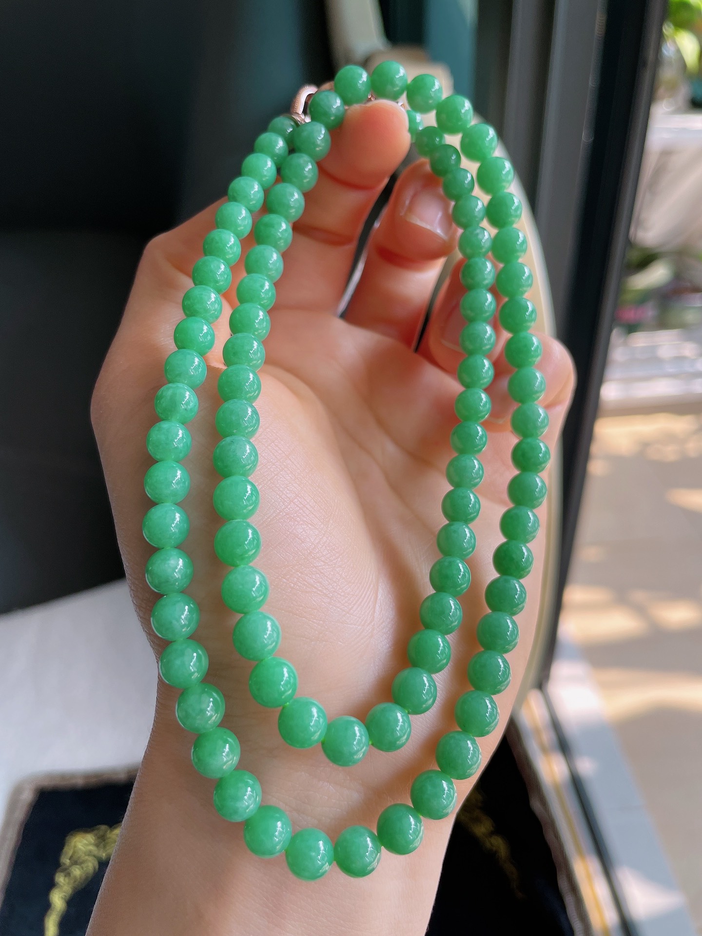 缅甸天然翡翠A货，冰满绿项链，尺寸：6.4-6.8mm86颗。【编1626】