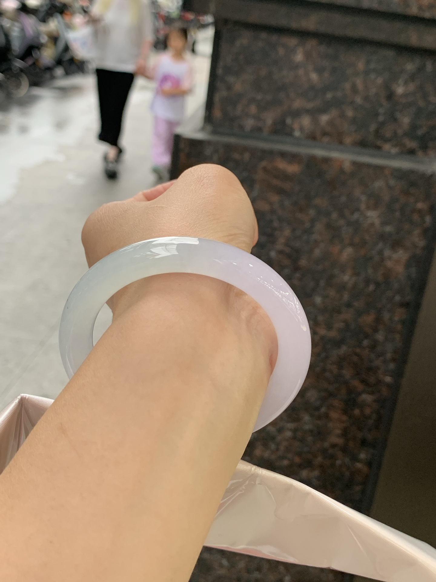冰春彩圆条 56.2-10.4-9.8 0613-N992-1 无裂，底妆冰润，谁能拒绝一只自带春日滤镜的春彩镯啊，像雾里的新芽，冰润细腻，上手温柔到骨子里，把整个春天的诗意都戴在手上。